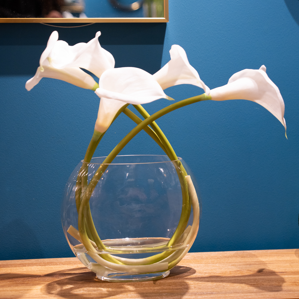 Real touch lillies looped stem vase with faux water 50cm