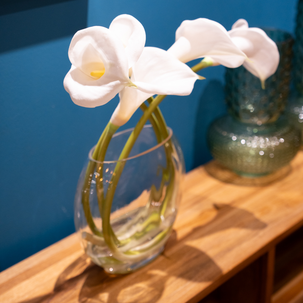 Real touch lillies looped stem vase with faux water 50cm