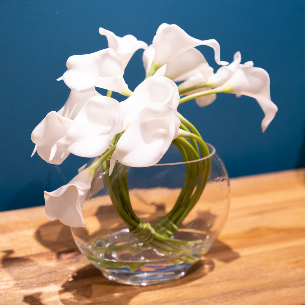 Real touch calla lillies vase with faux water 29cm