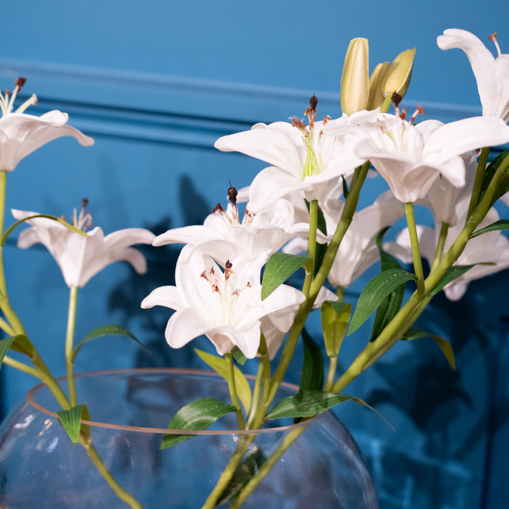 Real touch lillies crossed stem vase with faux water 50cm