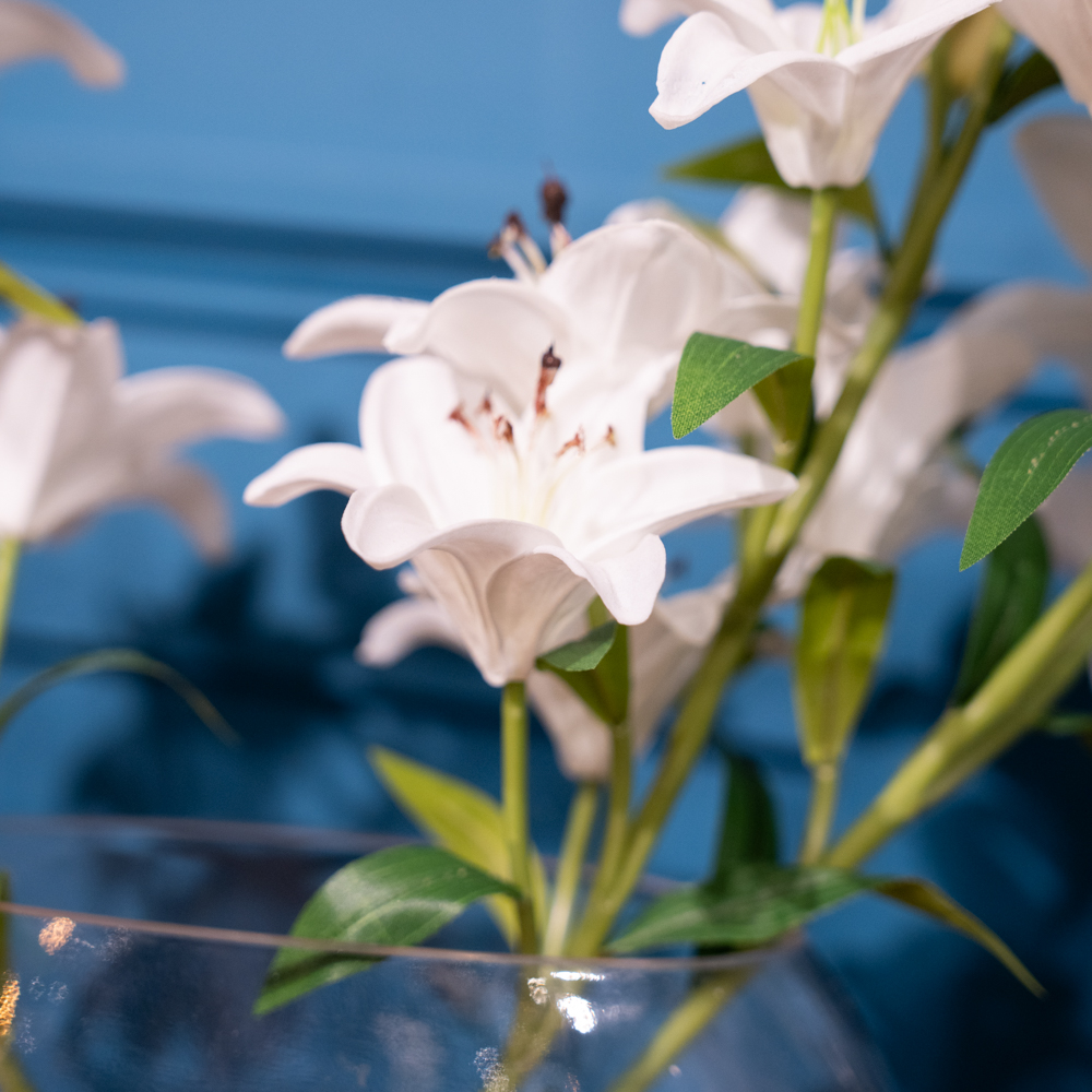 Real touch lillies crossed stem vase with faux water 50cm
