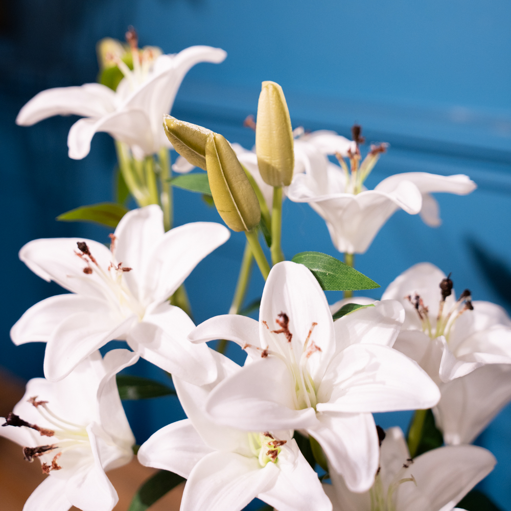 Real touch lillies crossed stem vase with faux water 50cm